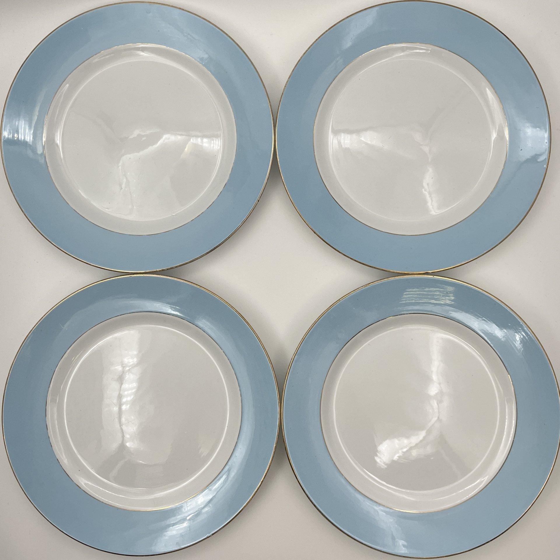 Набор обеденных тарелок с голубым кантом на 4 персоны, фаянс, крытье, золочение, Товарищество М.С. Кузнецова в Твери, Российская империя, 1880-1889 гг.