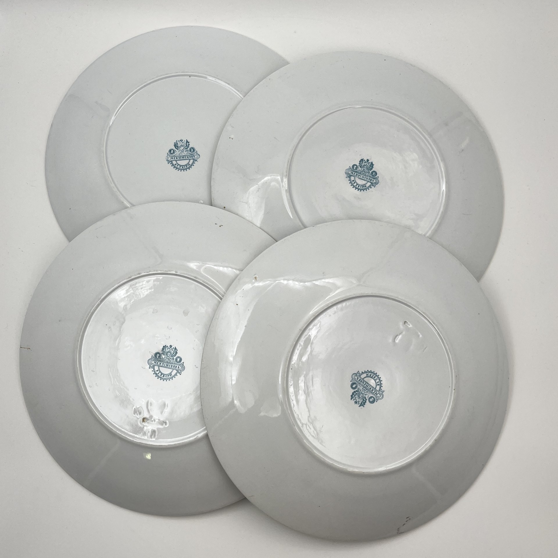 Набор обеденных тарелок с голубым кантом на 4 персоны, фаянс, крытье, золочение, Товарищество М.С. Кузнецова в Твери, Российская империя, 1880-1889 гг.