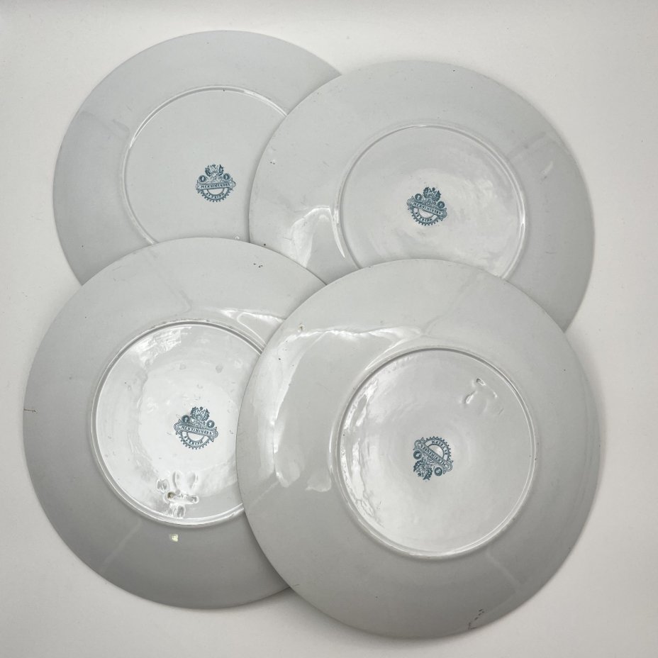 Набор обеденных тарелок с голубым кантом на 4 персоны, фаянс, крытье, золочение, Товарищество М.С. Кузнецова в Твери, Российская империя, 1880-1889 гг.