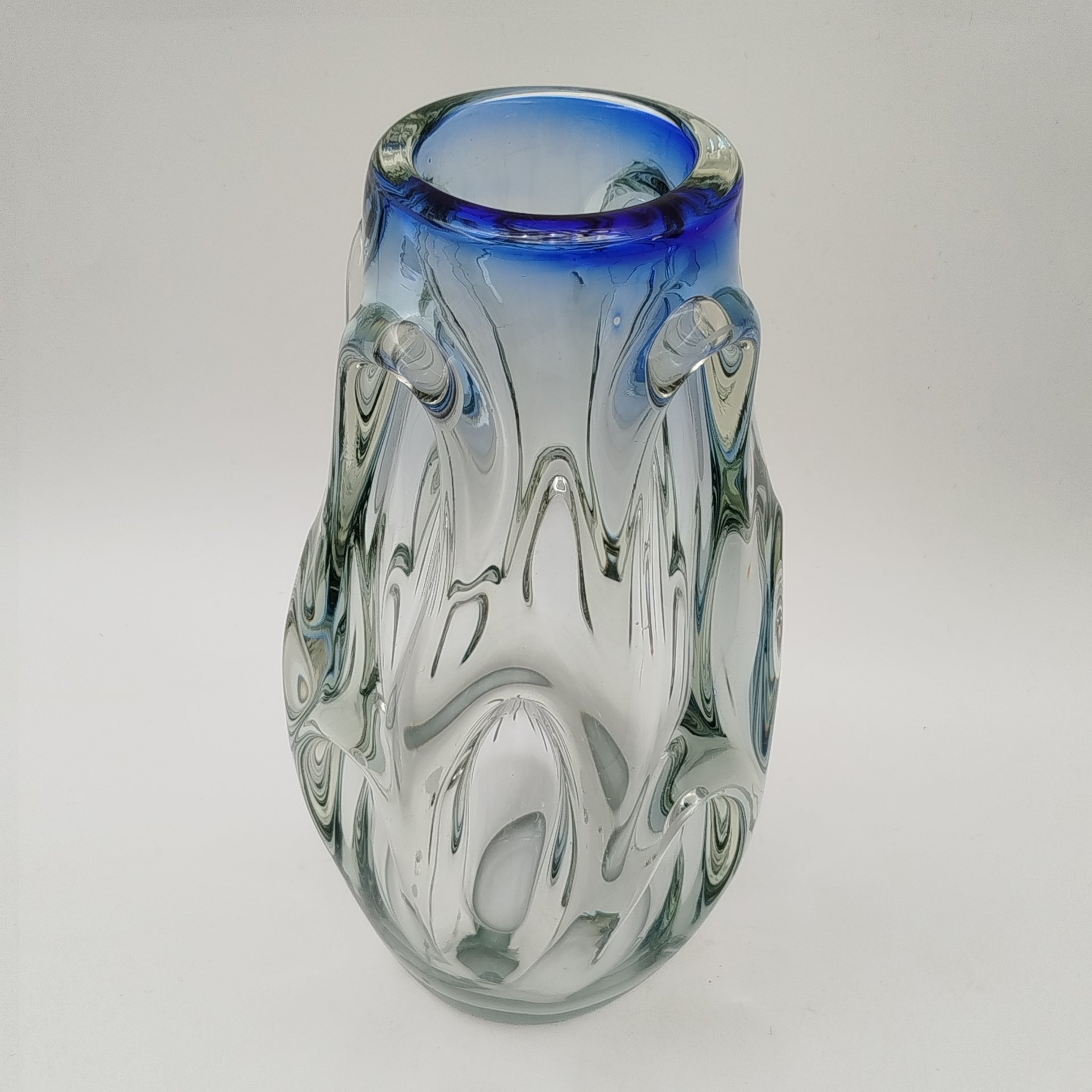 Ваза оригинальной формы, дизайнер  Eino Mäelt (Эйно Маэлт) (предположительно), стекло, гутная техника, Стекольный завод «Tarbeklaas» (Тарбеклаас), СССР, 1960-1980 гг.