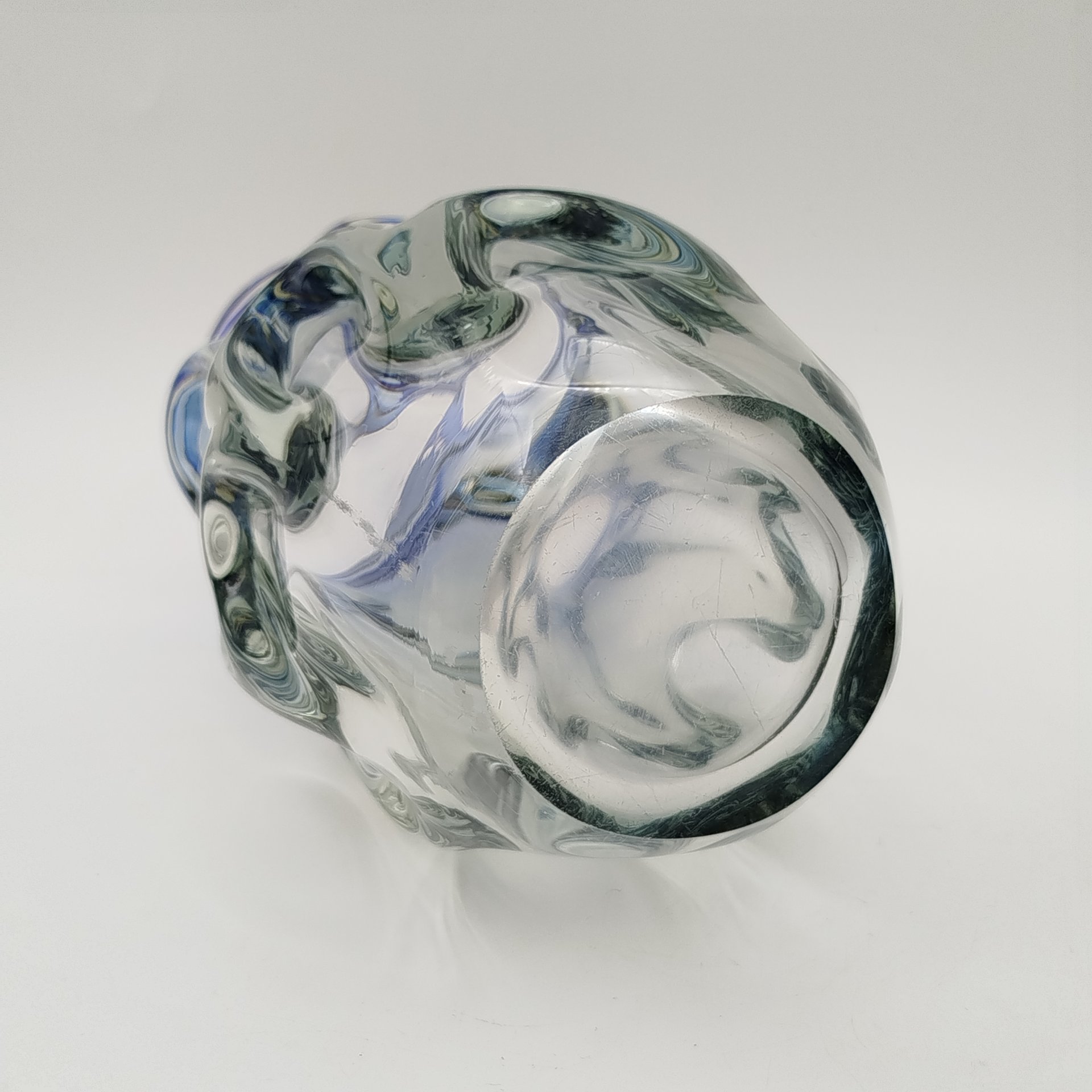 Ваза оригинальной формы, дизайнер  Eino Mäelt (Эйно Маэлт) (предположительно), стекло, гутная техника, Стекольный завод «Tarbeklaas» (Тарбеклаас), СССР, 1960-1980 гг.