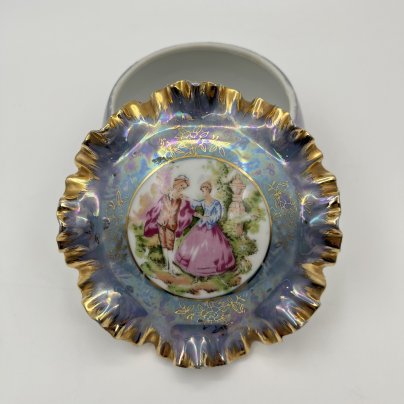 Шкатулка миниатюрная с фестончатым бортом на крышке, фарфор, деколь, люстр, золочение, Западная Европа, 1970-1990 гг.