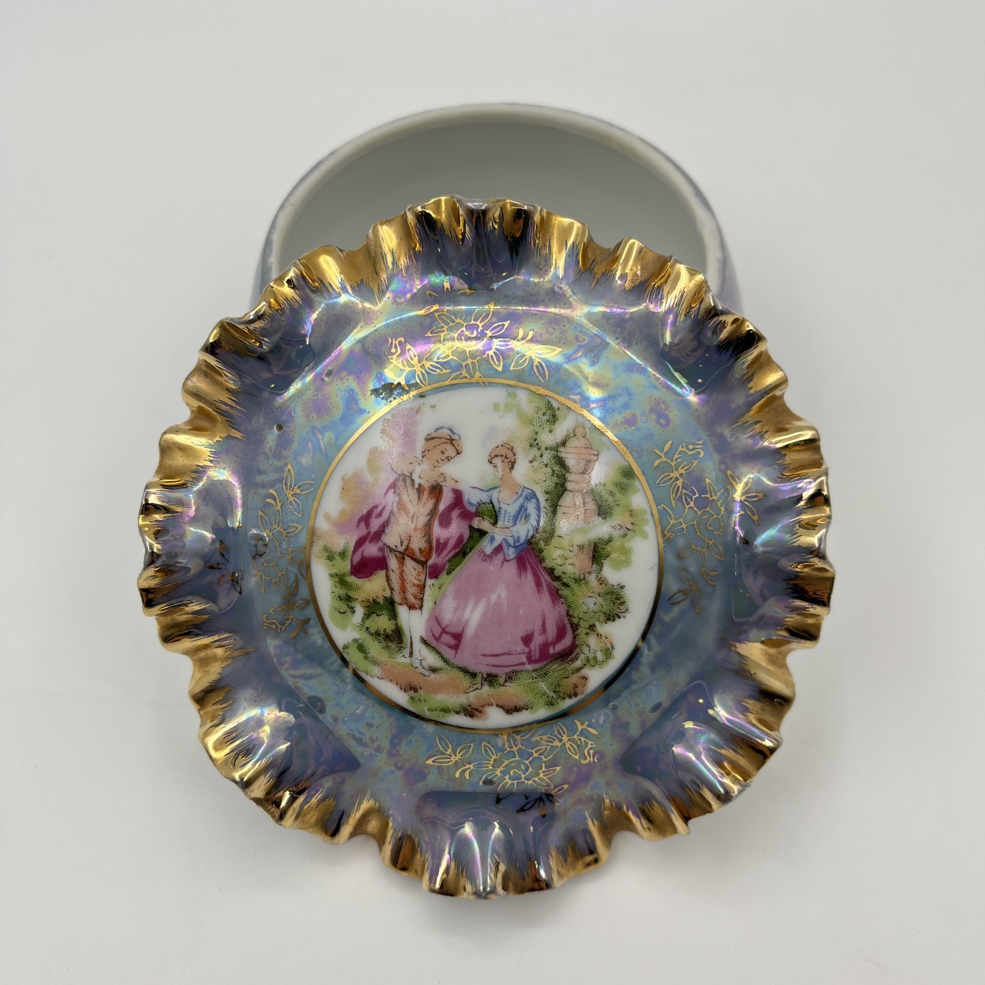 Шкатулка миниатюрная с фестончатым бортом на крышке, фарфор, деколь, люстр, золочение, Западная Европа, 1970-1990 гг.
