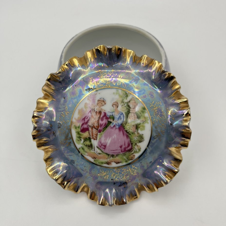 Шкатулка миниатюрная с фестончатым бортом на крышке, фарфор, деколь, люстр, золочение, Западная Европа, 1970-1990 гг.