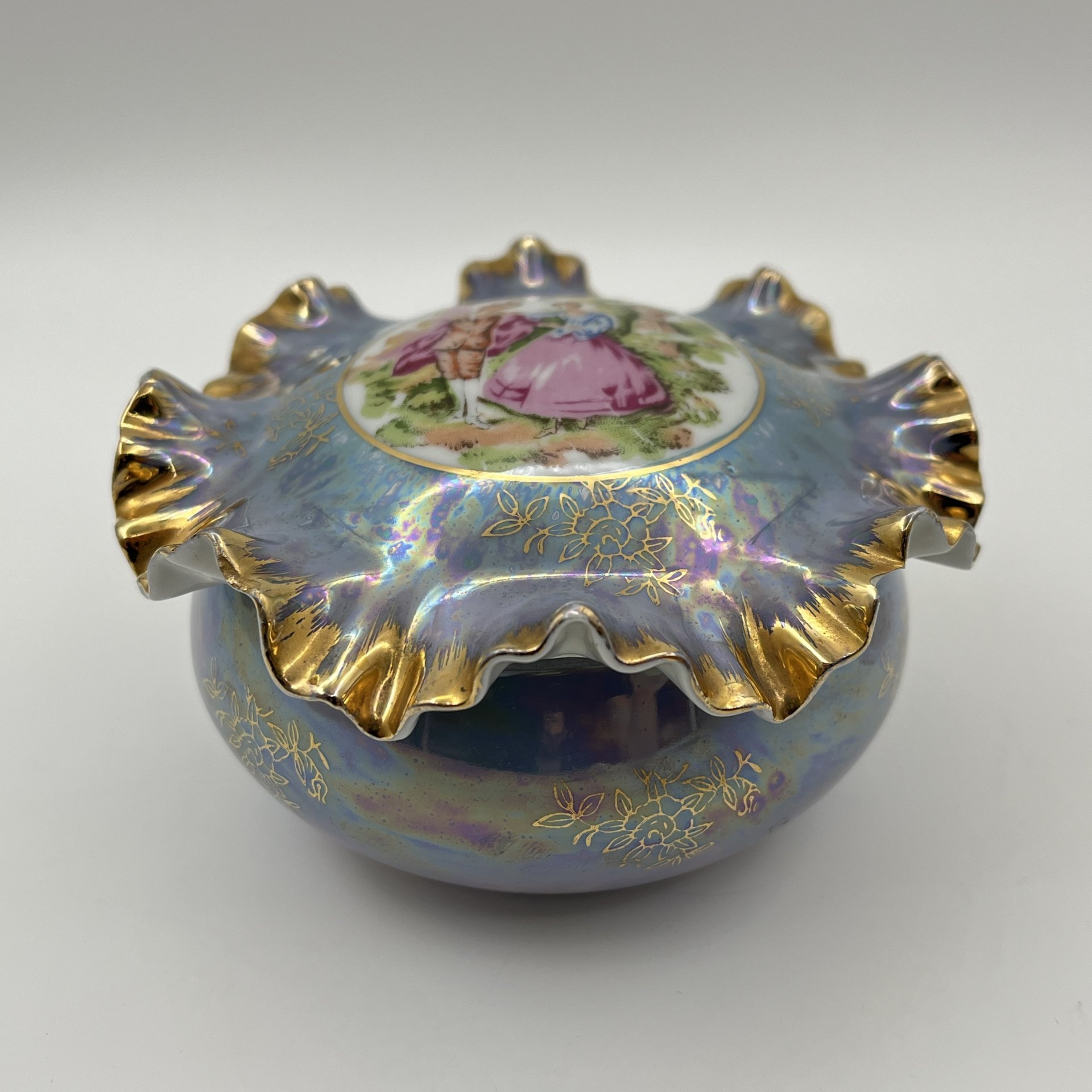 Шкатулка миниатюрная с фестончатым бортом на крышке, фарфор, деколь, люстр, золочение, Западная Европа, 1970-1990 гг.