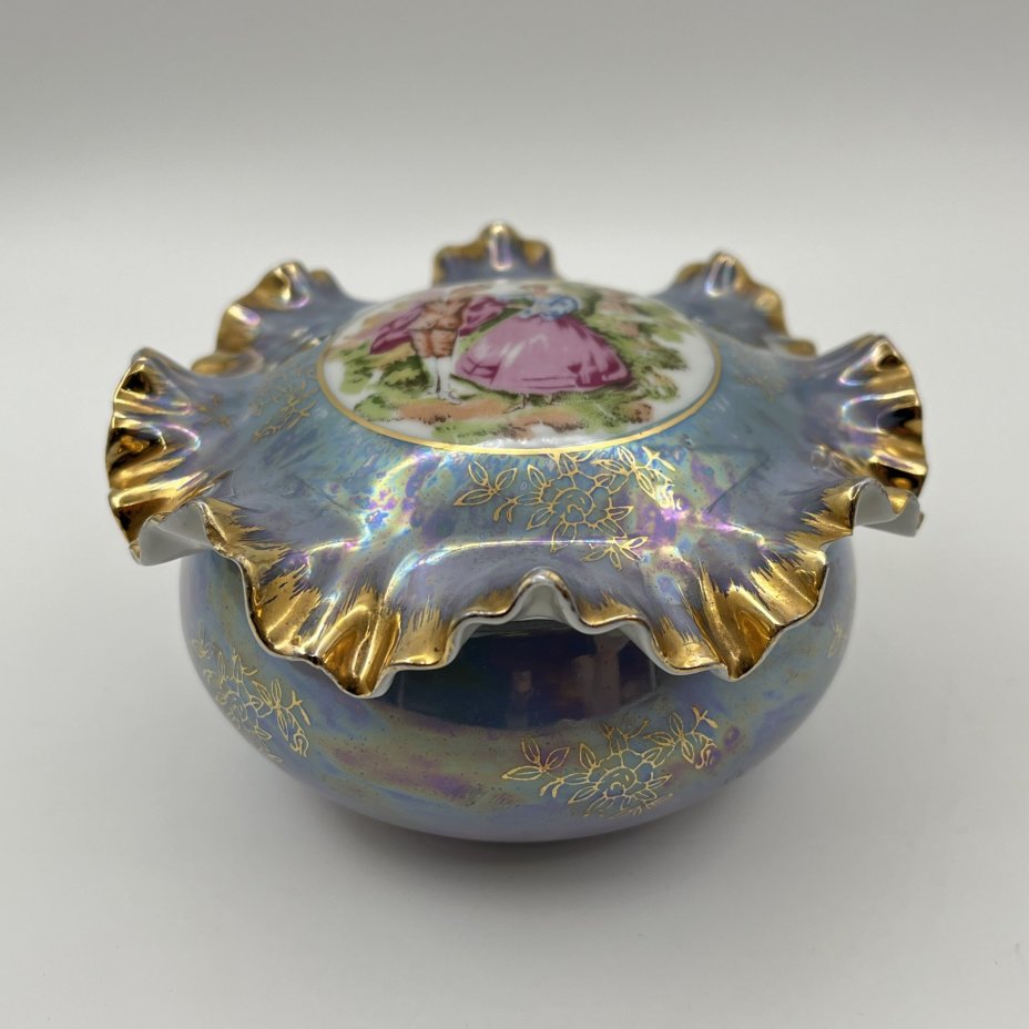 Шкатулка миниатюрная с фестончатым бортом на крышке