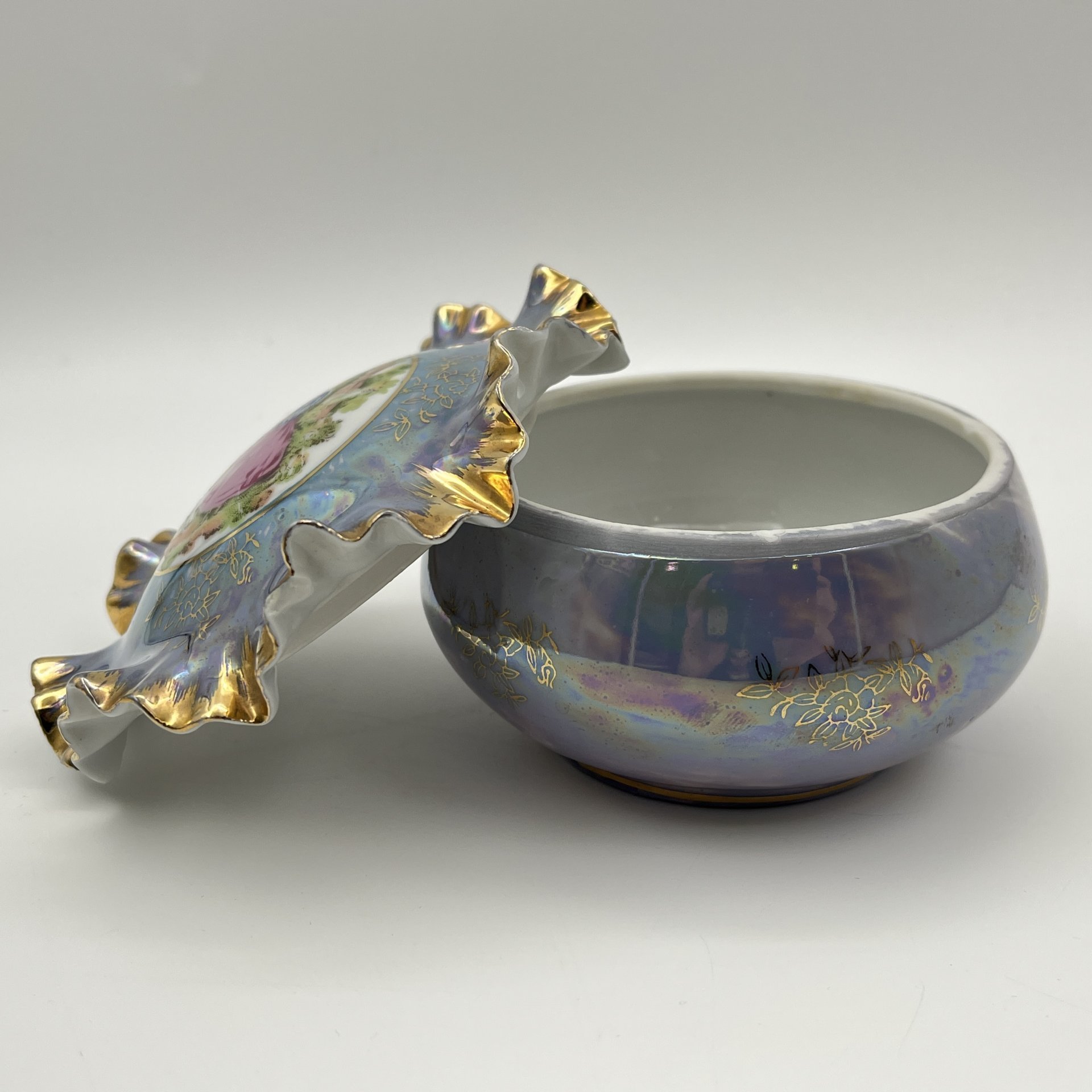 Шкатулка миниатюрная с фестончатым бортом на крышке, фарфор, деколь, люстр, золочение, Западная Европа, 1970-1990 гг.