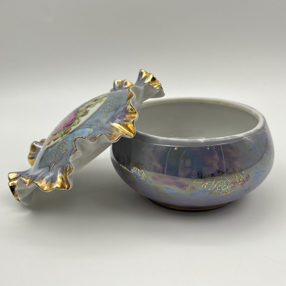 Шкатулка миниатюрная с фестончатым бортом на крышке