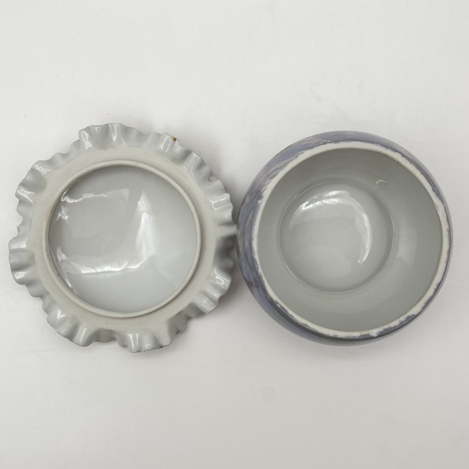 Шкатулка миниатюрная с фестончатым бортом на крышке