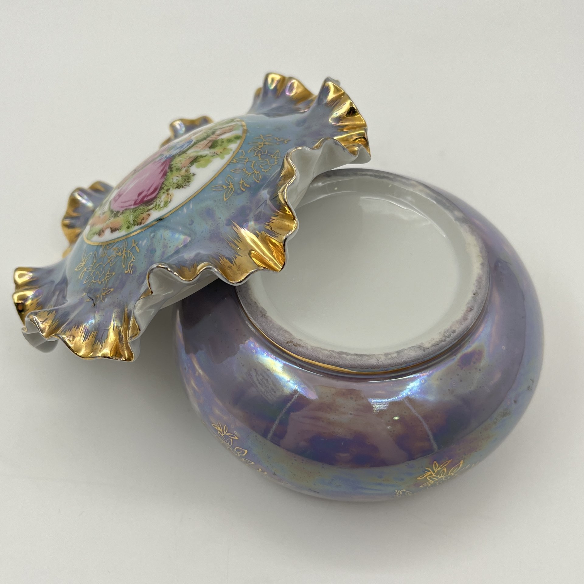 Шкатулка миниатюрная с фестончатым бортом на крышке, фарфор, деколь, люстр, золочение, Западная Европа, 1970-1990 гг.