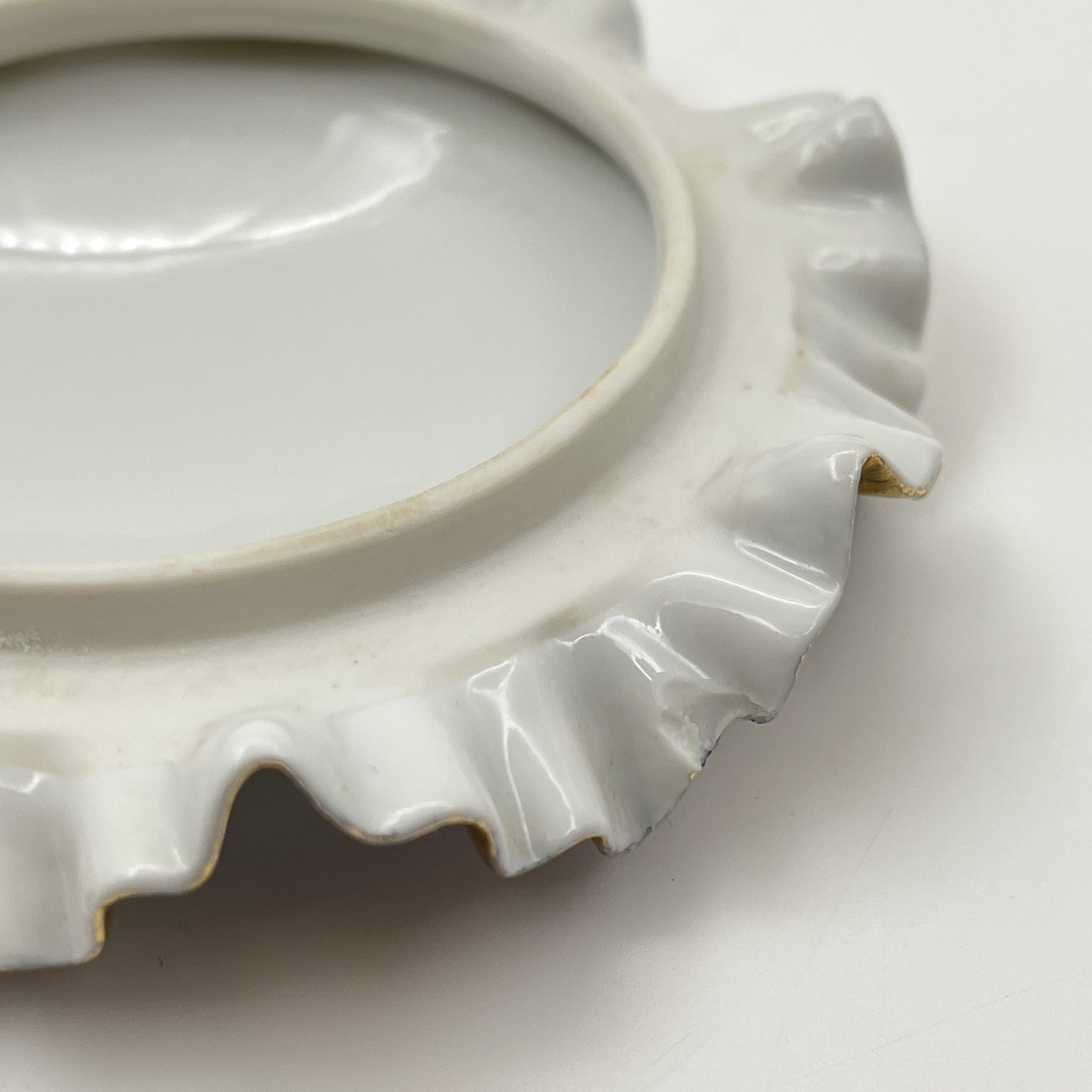 Шкатулка миниатюрная с фестончатым бортом на крышке, фарфор, деколь, люстр, золочение, Западная Европа, 1970-1990 гг.