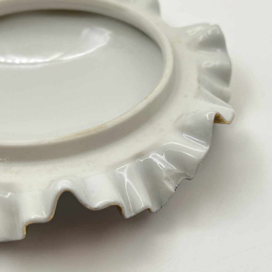 Шкатулка миниатюрная с фестончатым бортом на крышке