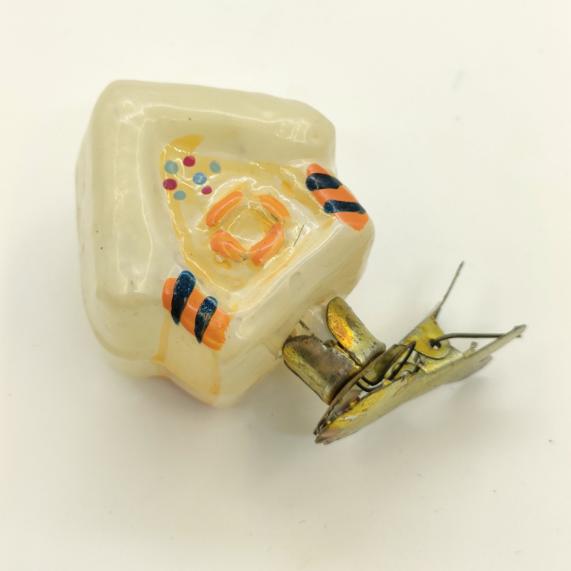 Игрушка ёлочная "Избушка Коковани" по сказу П. Бажова "Серебряное копытце", стекло, роспись, сплав металлов, СССР, 1960-1970 гг.