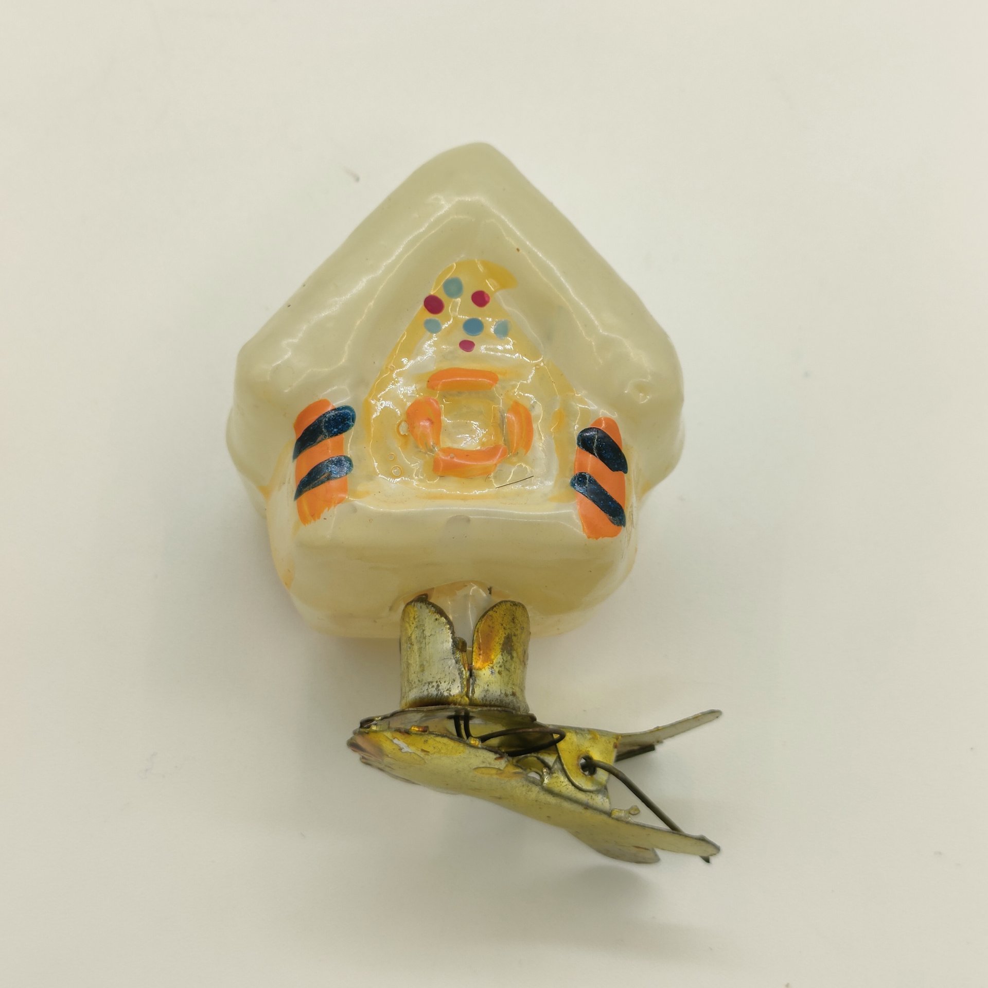 Игрушка ёлочная "Избушка Коковани" по сказу П. Бажова "Серебряное копытце", стекло, роспись, сплав металлов, СССР, 1960-1970 гг.