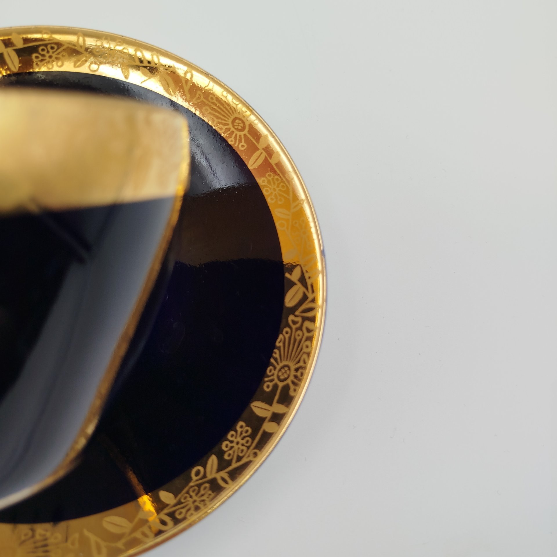 Чайная пара, украшенная растительным орнаментом, фарфор, крытье, золочение, Ленинградский фарфоровый завод (ЛФЗ), Ленинградский фарфоровый завод (ЛФЗ)