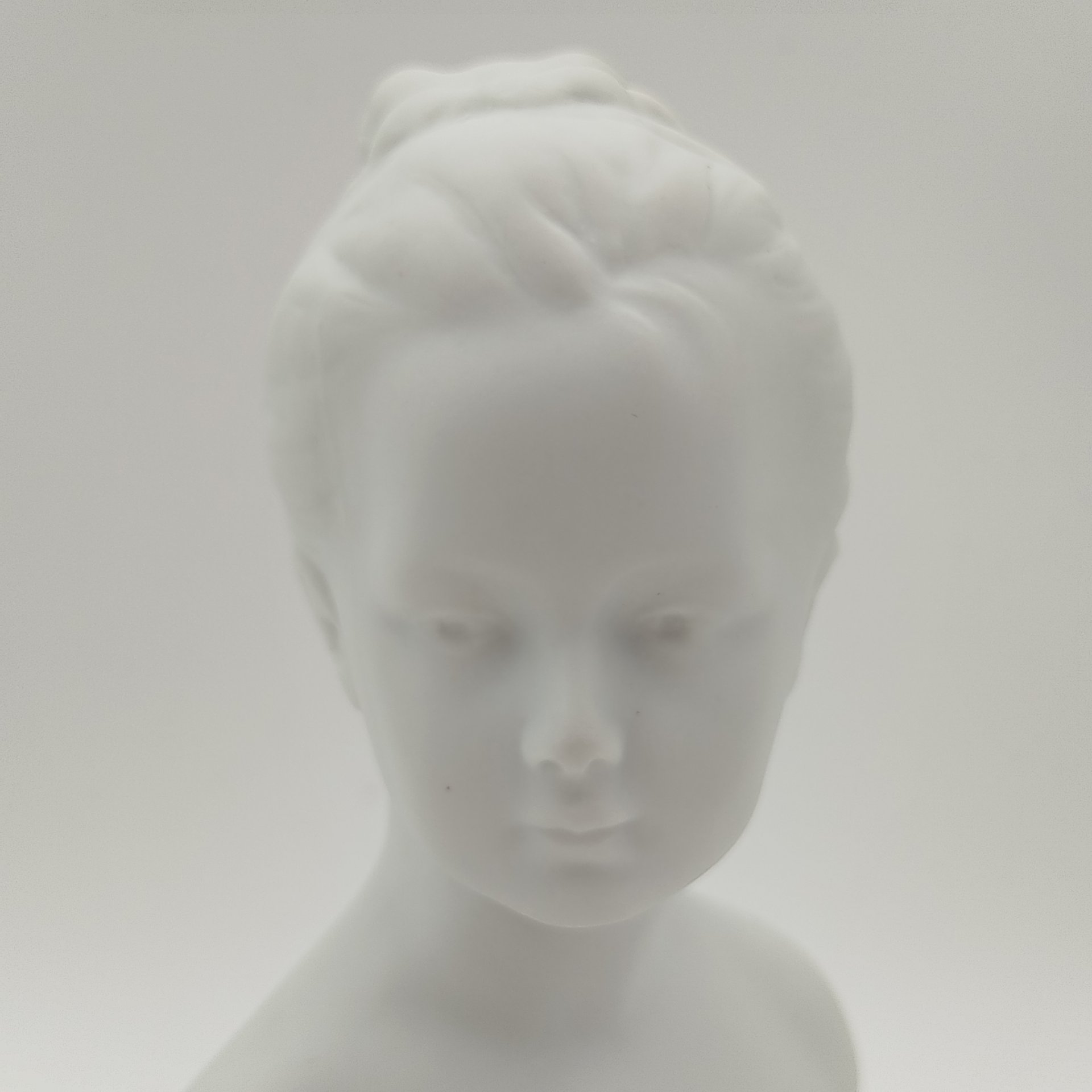 Бюст "Луиза Броньяр" ("Девочка") по мотивам одноименного произведения Жана Антуана Гудона, фарфор, крытье, золочение, Европа, 1990-2000 гг.