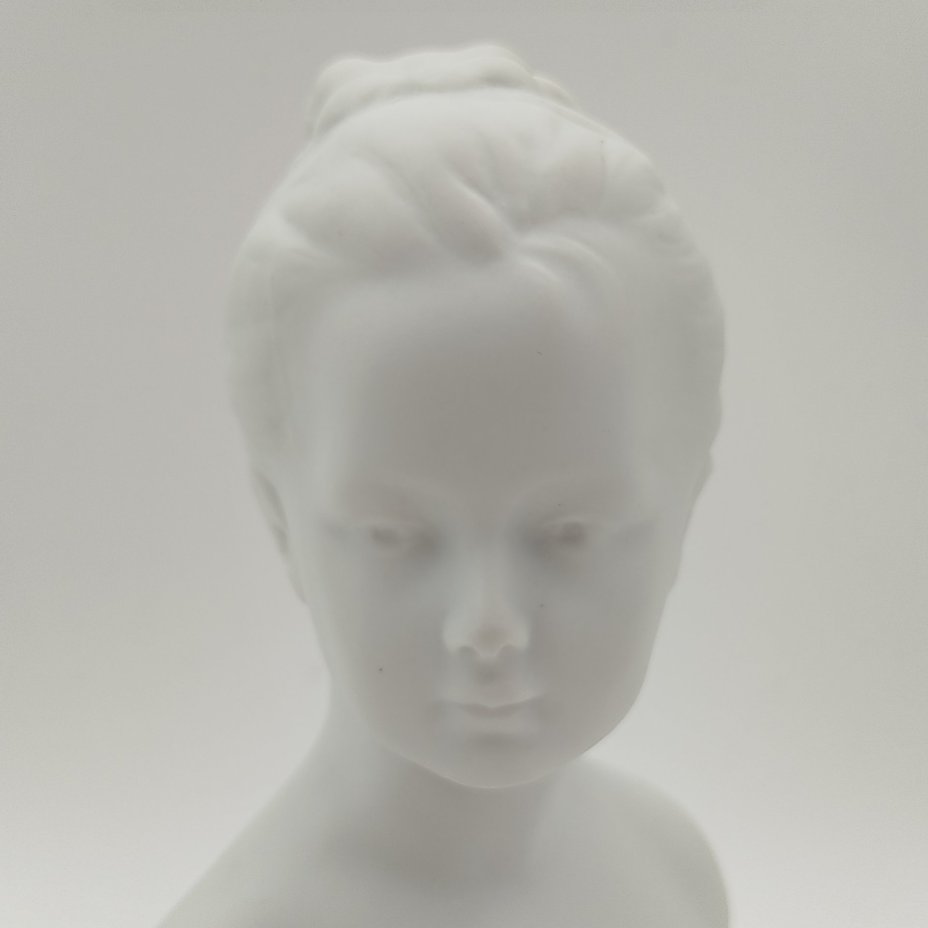 Бюст "Луиза Броньяр" ("Девочка") по мотивам одноименного произведения Жана Антуана Гудона