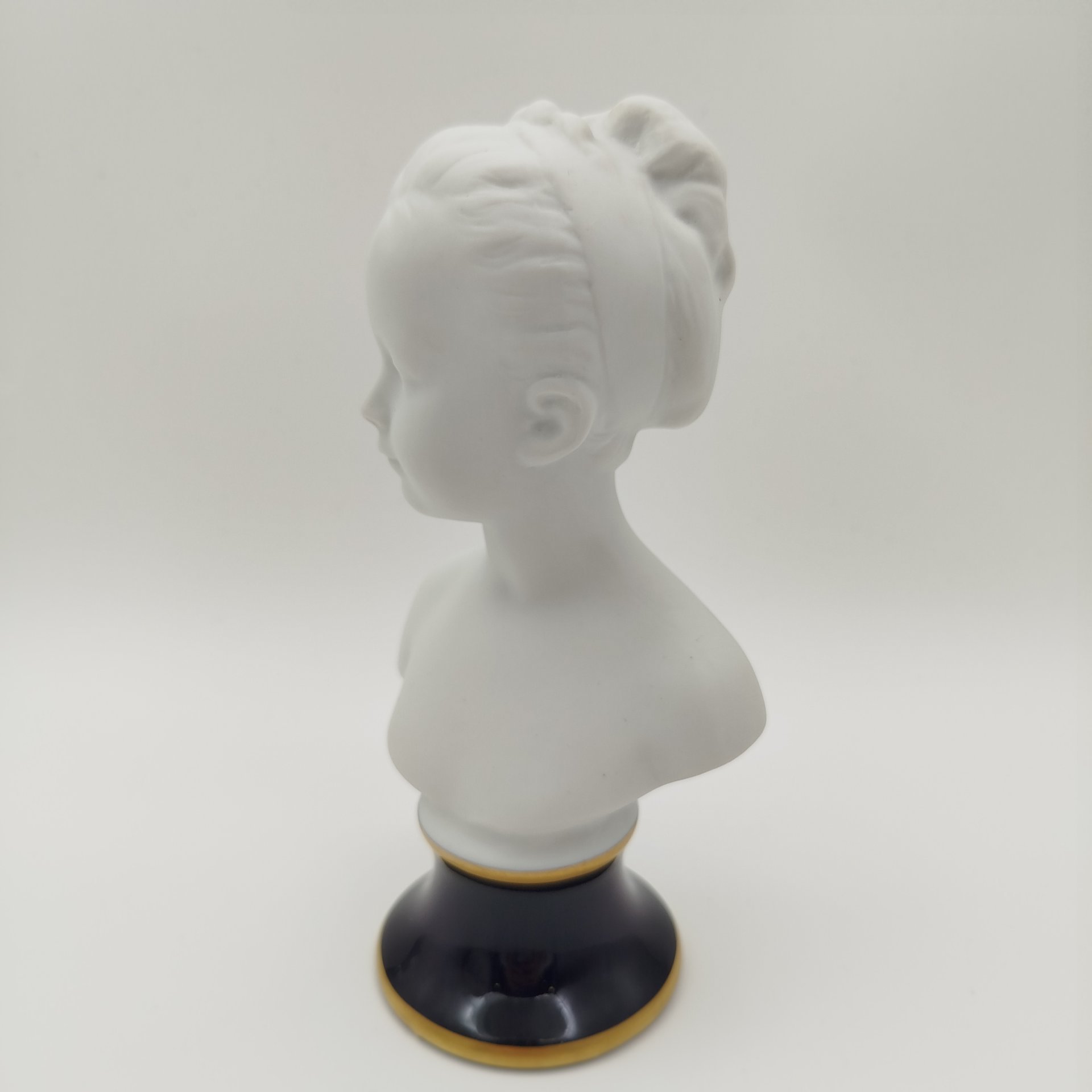 Бюст "Луиза Броньяр" ("Девочка") по мотивам одноименного произведения Жана Антуана Гудона, фарфор, крытье, золочение, Европа, 1990-2000 гг.