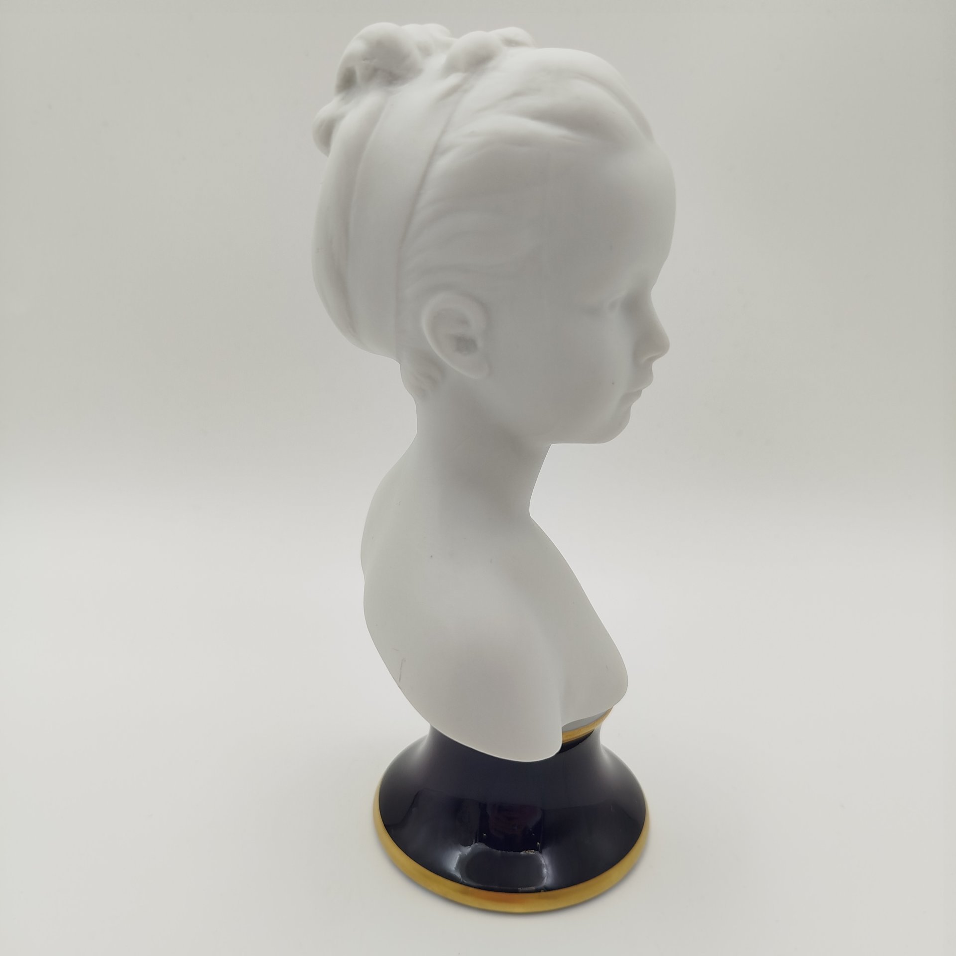 Бюст "Луиза Броньяр" ("Девочка") по мотивам одноименного произведения Жана Антуана Гудона, фарфор, крытье, золочение, Европа, 1990-2000 гг.