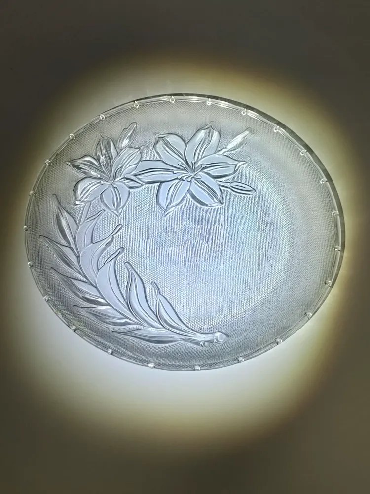 Сервировочное блюдо круглой формы с рельефным изображением цветов, стекло, 1990-2010 гг.