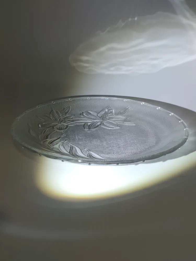 Сервировочное блюдо круглой формы с рельефным изображением цветов, стекло, 1990-2010 гг.