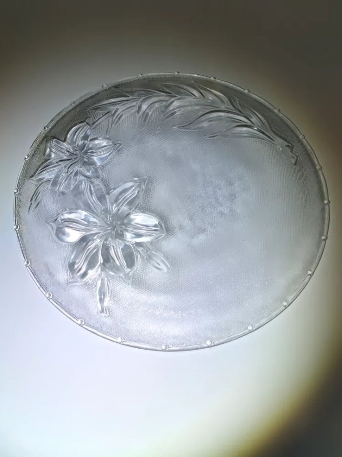 Сервировочное блюдо круглой формы с рельефным изображением цветов