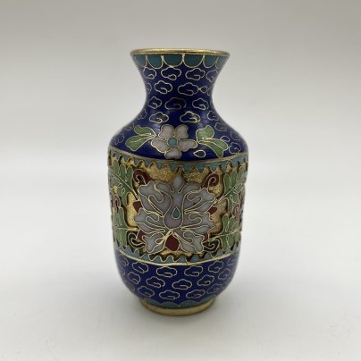 Ваза миниатюрная синего цвета, украшенная цветочным декором, латунь, клуазоне (перегородчатая эмаль), Китай, 1960-1980 гг.