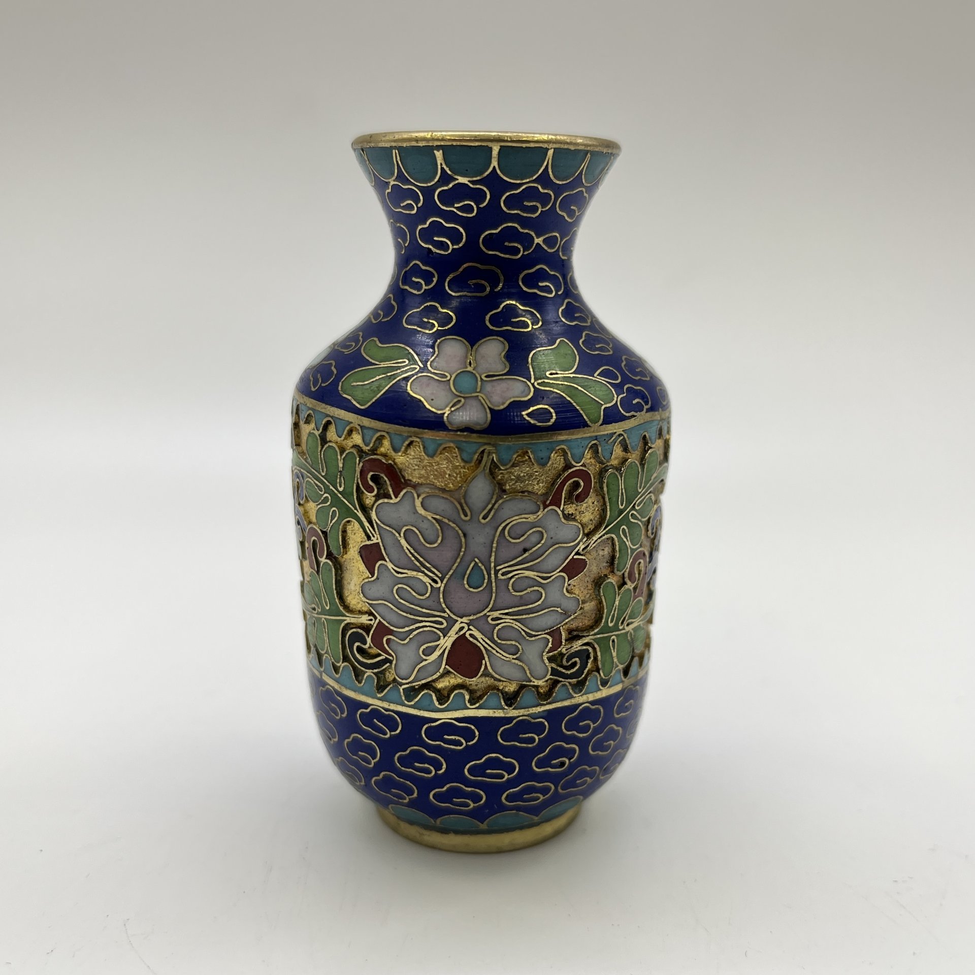 Ваза миниатюрная синего цвета, украшенная цветочным декором, латунь, клуазоне (перегородчатая эмаль), Китай, 1960-1980 гг.