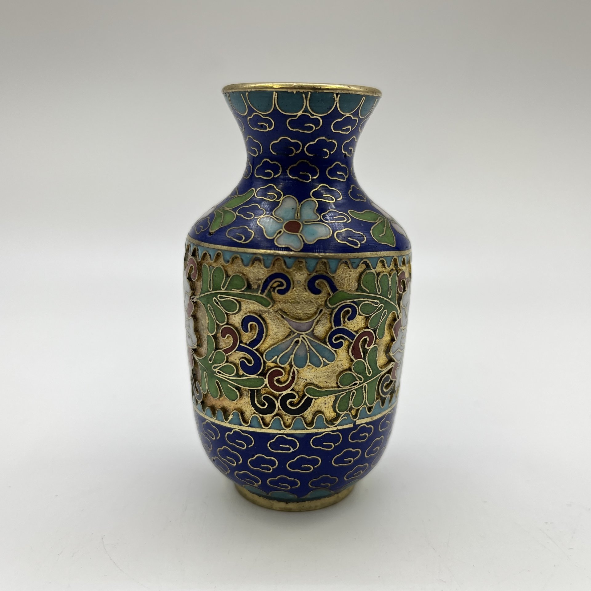 Ваза миниатюрная синего цвета, украшенная цветочным декором, латунь, клуазоне (перегородчатая эмаль), Китай, 1960-1980 гг.