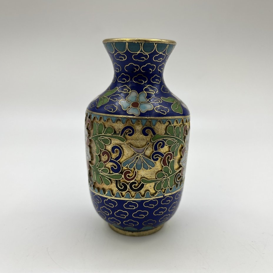 Ваза миниатюрная синего цвета, украшенная цветочным декором, латунь, клуазоне (перегородчатая эмаль), Китай, 1960-1980 гг.