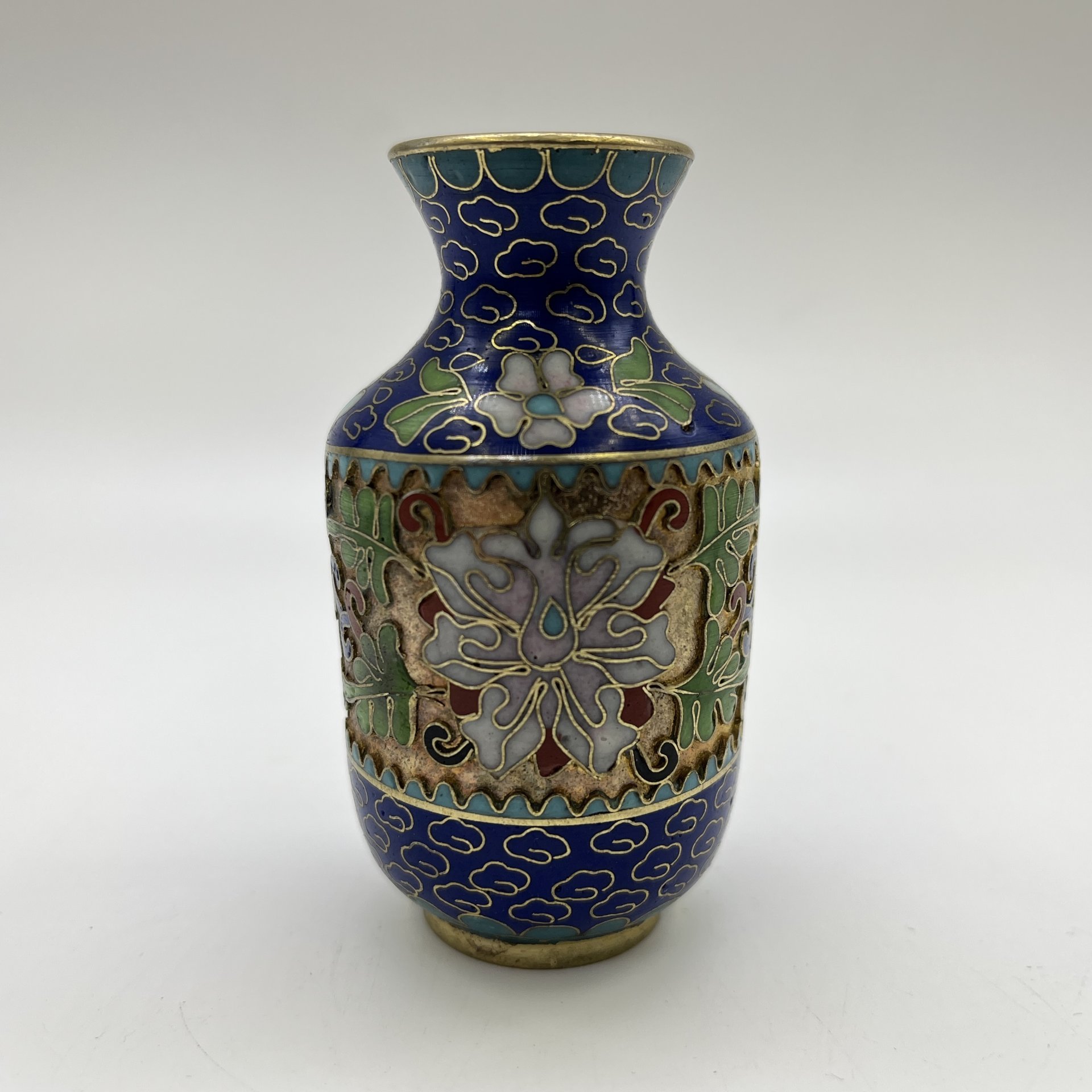 Ваза миниатюрная синего цвета, украшенная цветочным декором, латунь, клуазоне (перегородчатая эмаль), Китай, 1960-1980 гг.