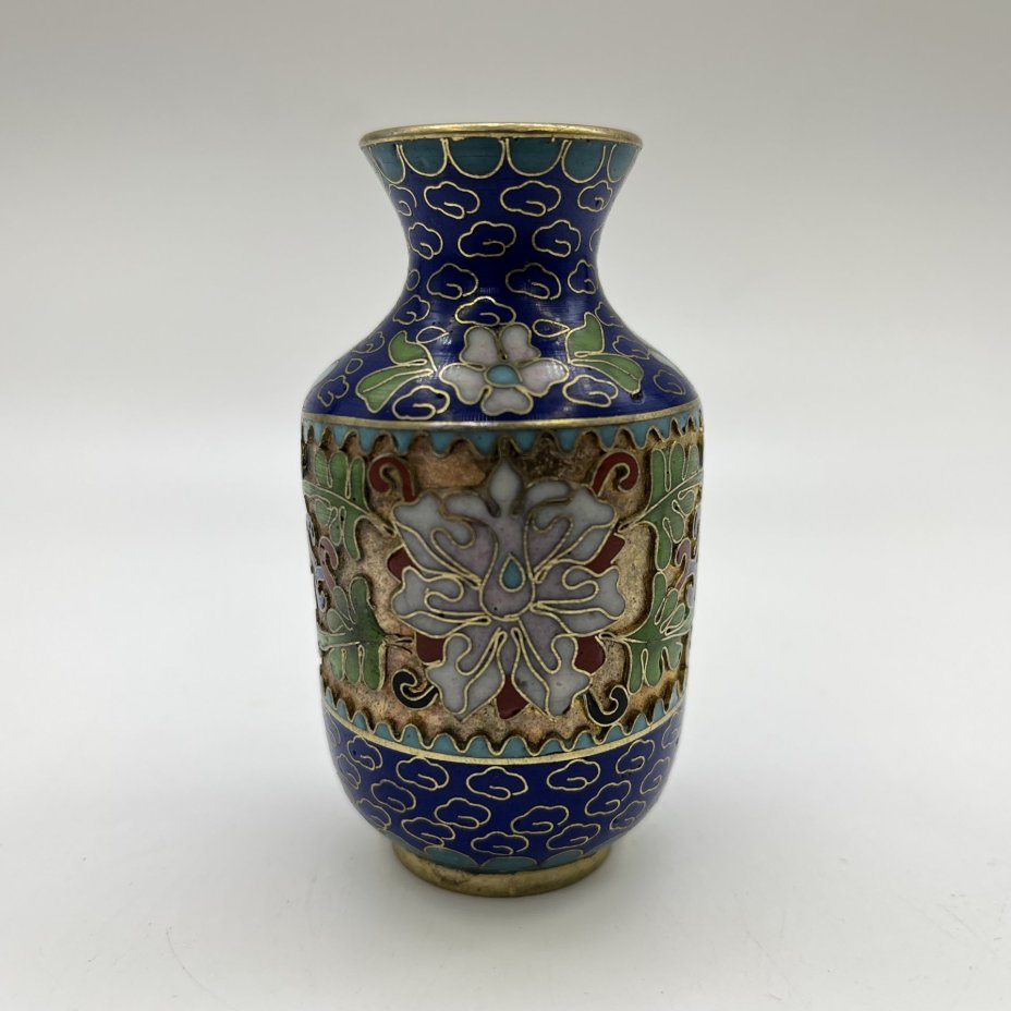 Ваза миниатюрная синего цвета, украшенная цветочным декором, латунь, клуазоне (перегородчатая эмаль), Китай, 1960-1980 гг.