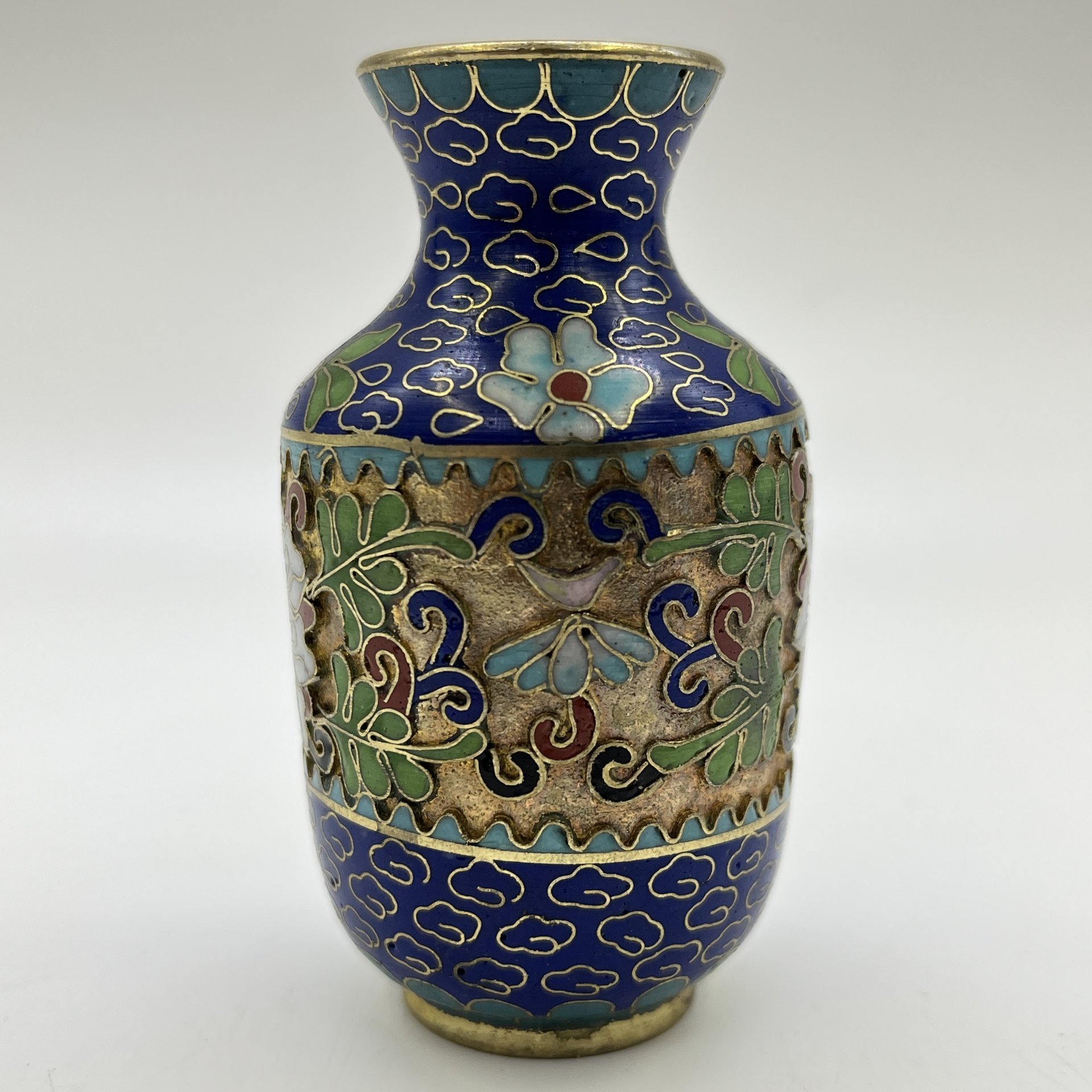 Ваза миниатюрная синего цвета, украшенная цветочным декором, латунь, клуазоне (перегородчатая эмаль), Китай, 1960-1980 гг.