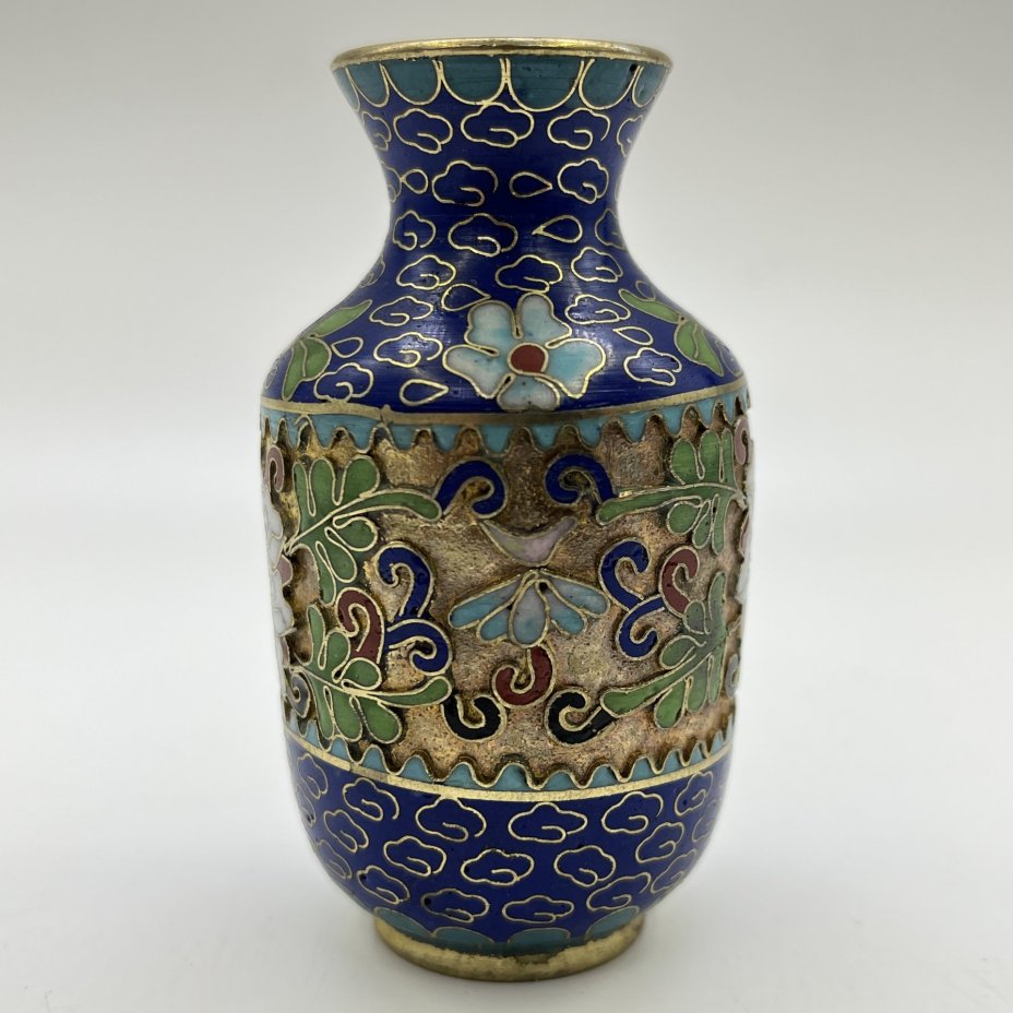 Ваза миниатюрная синего цвета, украшенная цветочным декором, латунь, клуазоне (перегородчатая эмаль), Китай, 1960-1980 гг.