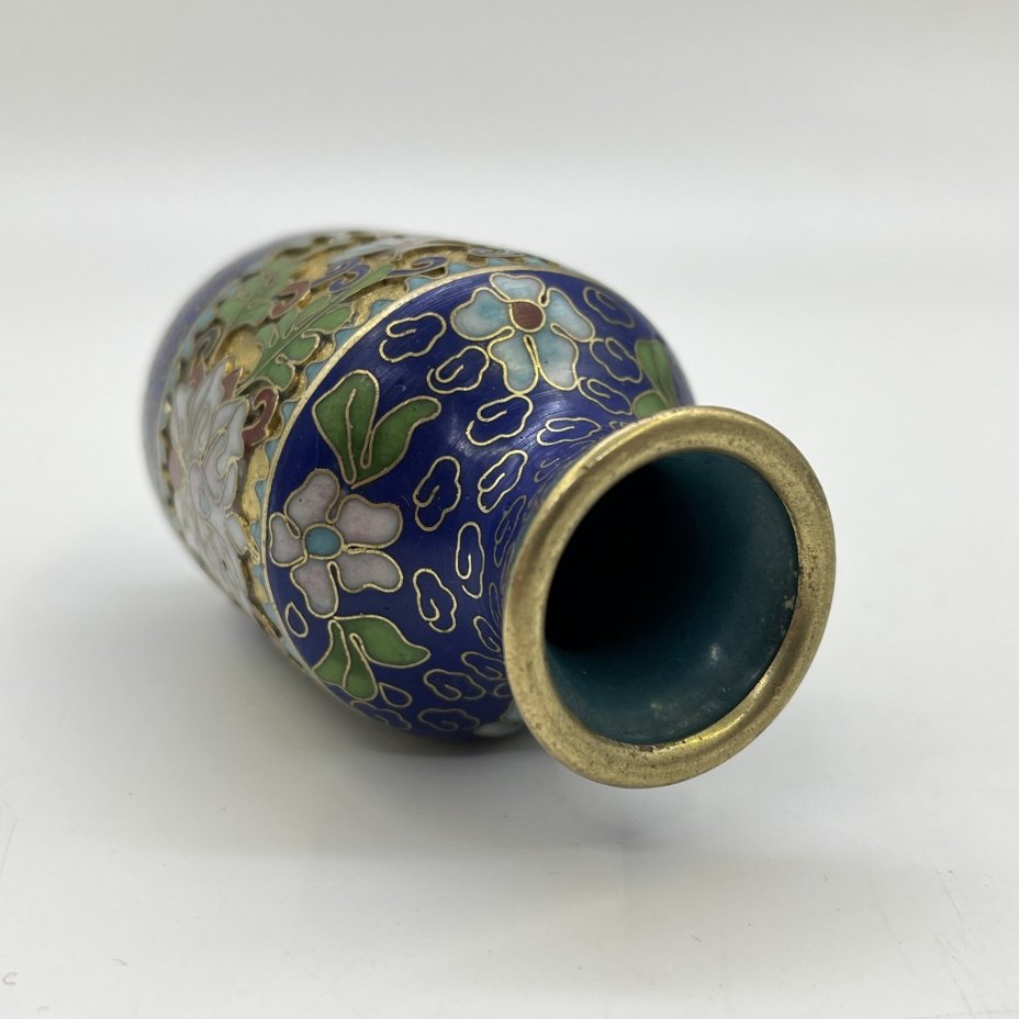 Ваза миниатюрная синего цвета, украшенная цветочным декором, латунь, клуазоне (перегородчатая эмаль), Китай, 1960-1980 гг.
