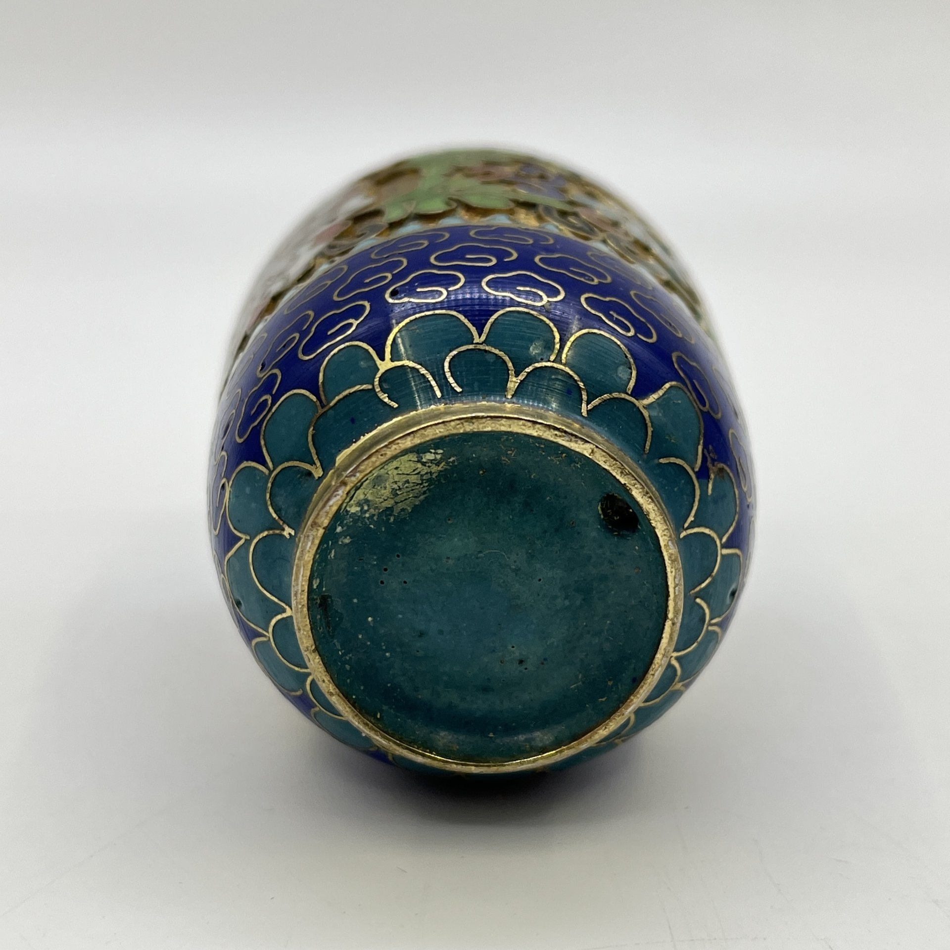 Ваза миниатюрная синего цвета, украшенная цветочным декором, латунь, клуазоне (перегородчатая эмаль), Китай, 1960-1980 гг.