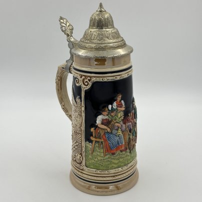 Кружка пивная, украшенная сценой посиделок в трактирном саду, Marzi & Remy