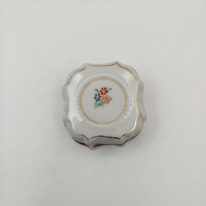 Шкатулка миниатюрная с изображением цветов, фарфор, деколь, золочение, Барановский фарфоровый завод, СССР, 1953-1957 гг.