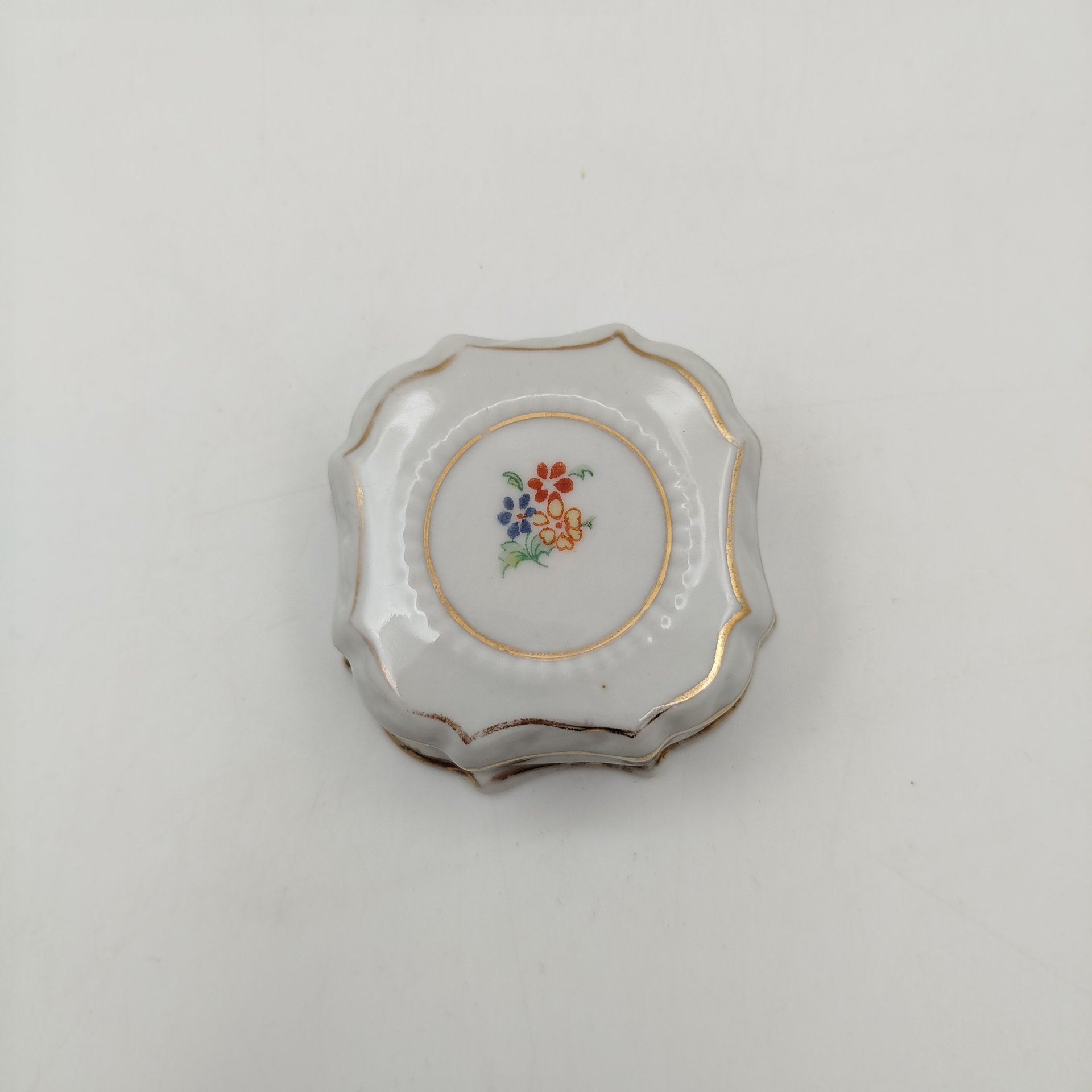 Шкатулка миниатюрная с изображением цветов, фарфор, деколь, золочение, Барановский фарфоровый завод, СССР, 1953-1957 гг.