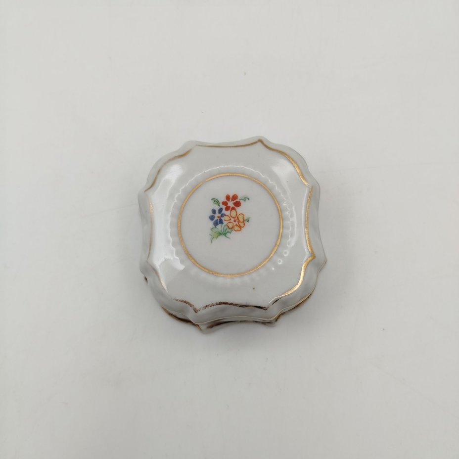 Шкатулка миниатюрная с изображением цветов, фарфор, деколь, золочение, Барановский фарфоровый завод, СССР, 1953-1957 гг.