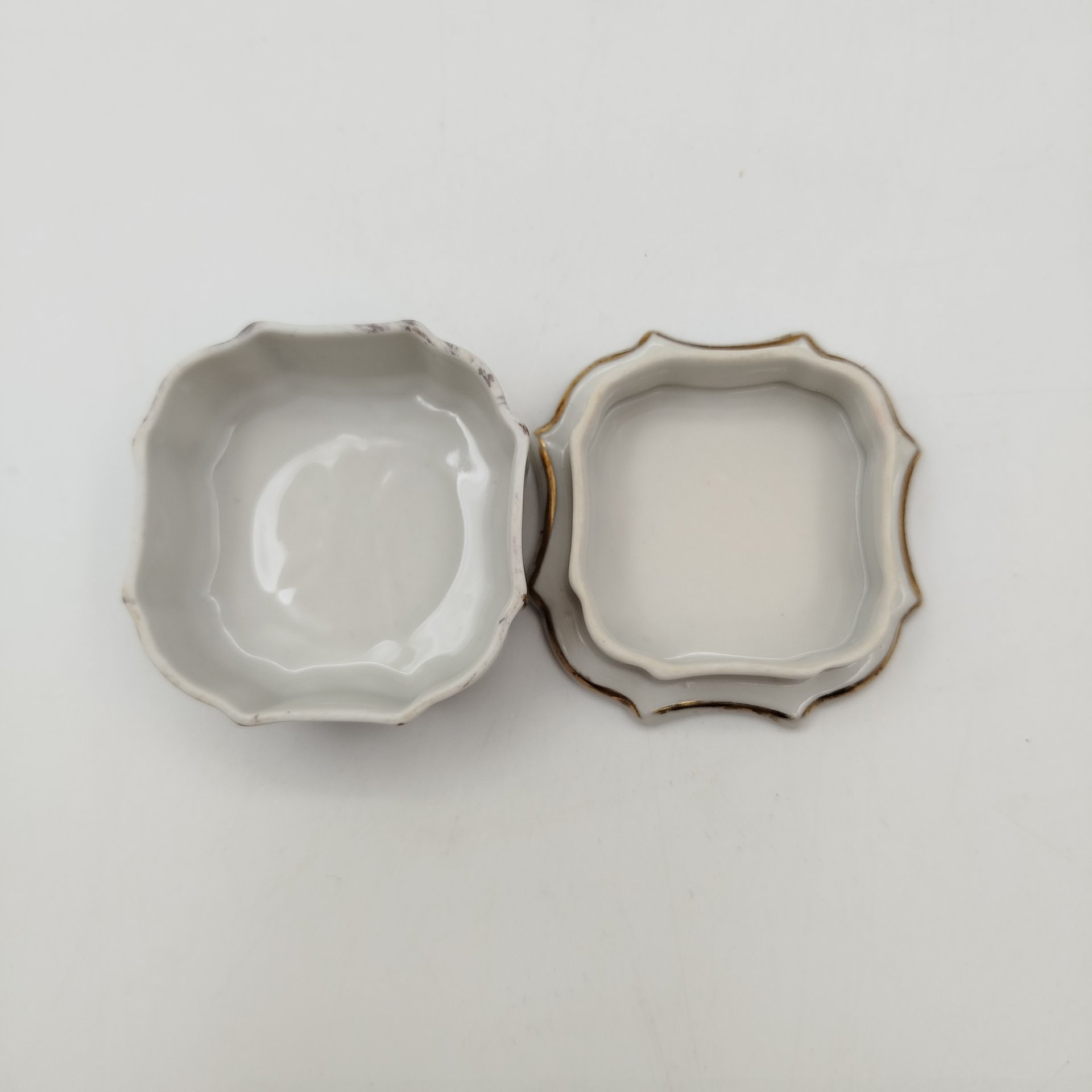 Шкатулка миниатюрная с изображением цветов, фарфор, деколь, золочение, Барановский фарфоровый завод, СССР, 1953-1957 гг.