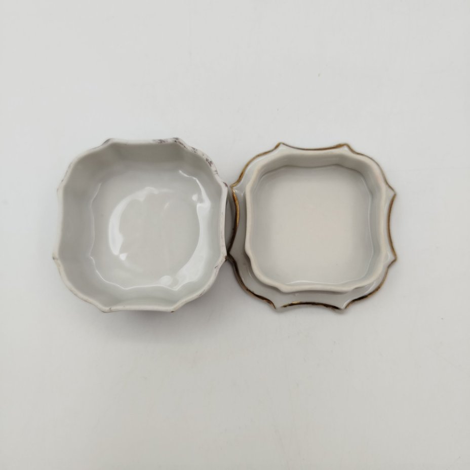 Шкатулка миниатюрная с изображением цветов, фарфор, деколь, золочение, Барановский фарфоровый завод, СССР, 1953-1957 гг.