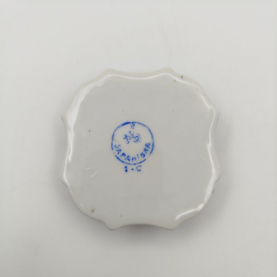 Шкатулка миниатюрная с изображением цветов, фарфор, деколь, золочение, Барановский фарфоровый завод, СССР, 1953-1957 гг.