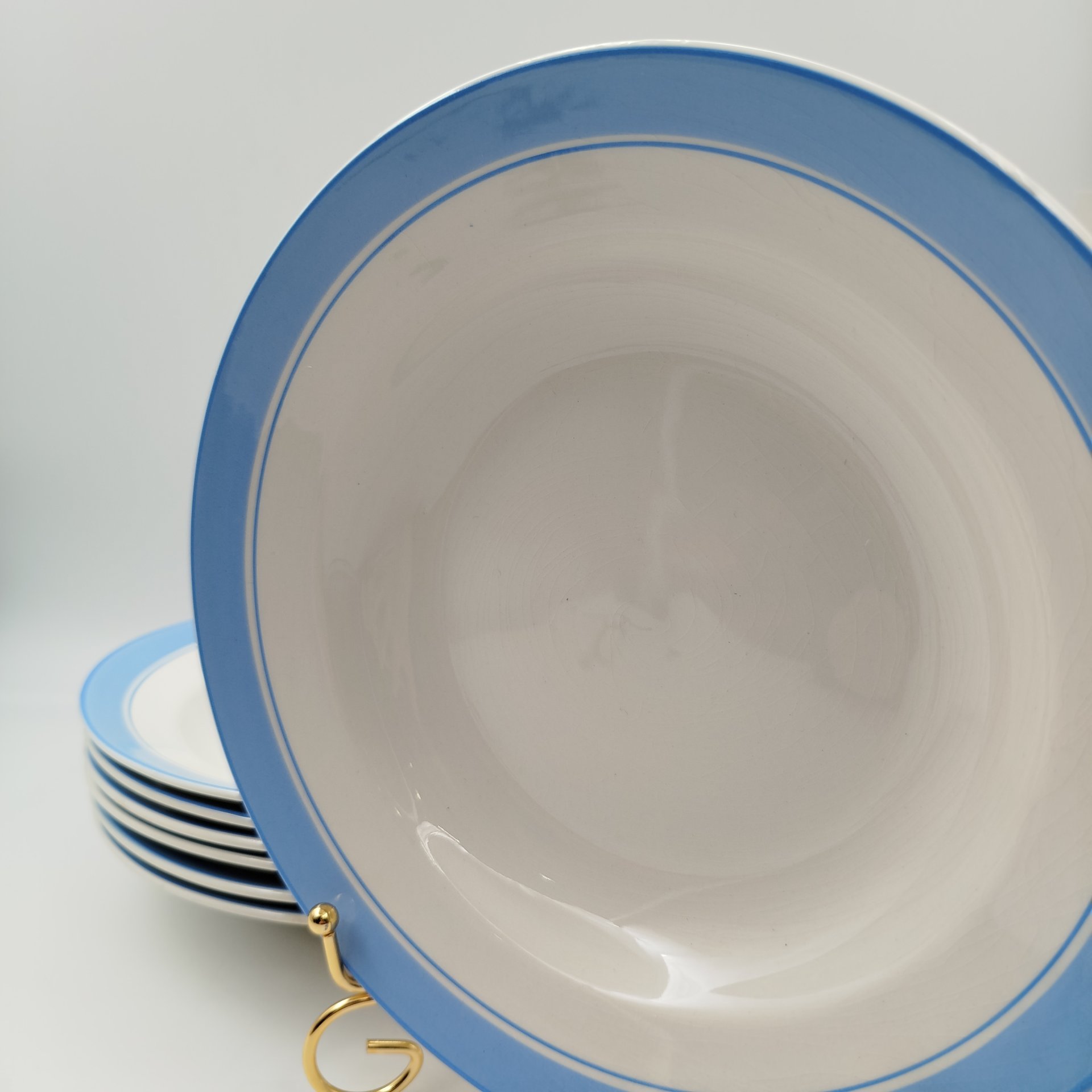 Набор суповых (глубоких) тарелок с голубым кантом на 7 персон, фаянс, Конаковский фаянсовый завод им. М.И. Калинина (ЗиК Конаково), СССР, 1962-1991 гг.