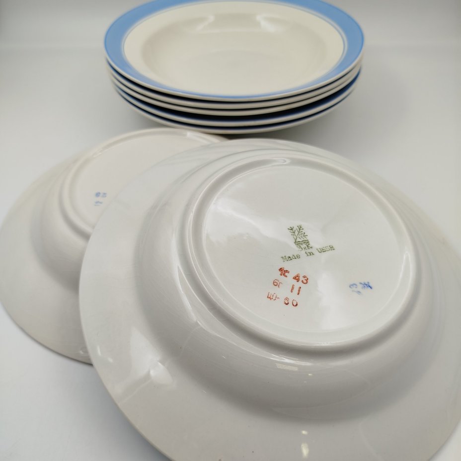 Набор суповых (глубоких) тарелок с голубым кантом на 7 персон, фаянс, Конаковский фаянсовый завод им. М.И. Калинина (ЗиК Конаково), СССР, 1962-1991 гг.