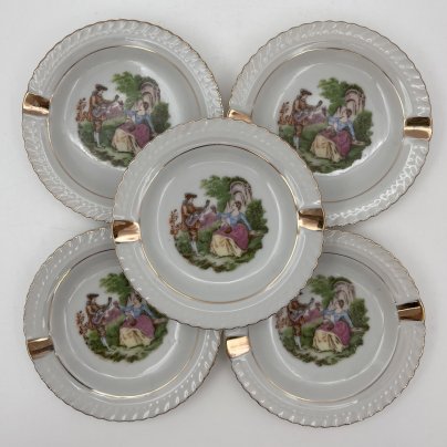 Набор из 5-ти миниатюрных пепельниц, украшенных изображением галантной сцены, фарфор, деколь, золочение, Западная Европа, 1960-1980 гг.