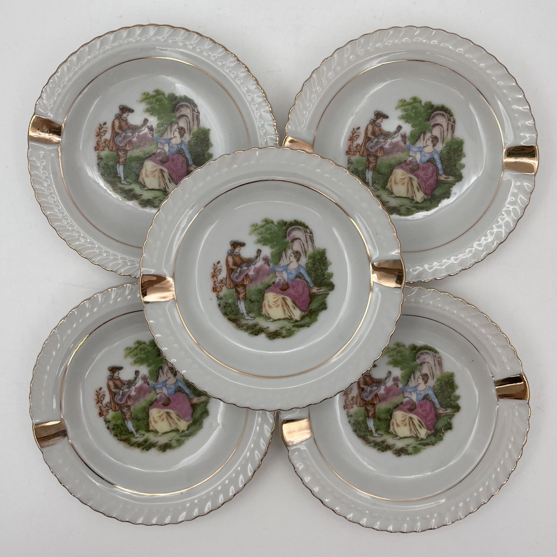 Набор из 5-ти миниатюрных пепельниц, украшенных изображением галантной сцены, фарфор, деколь, золочение, Западная Европа, 1960-1980 гг.