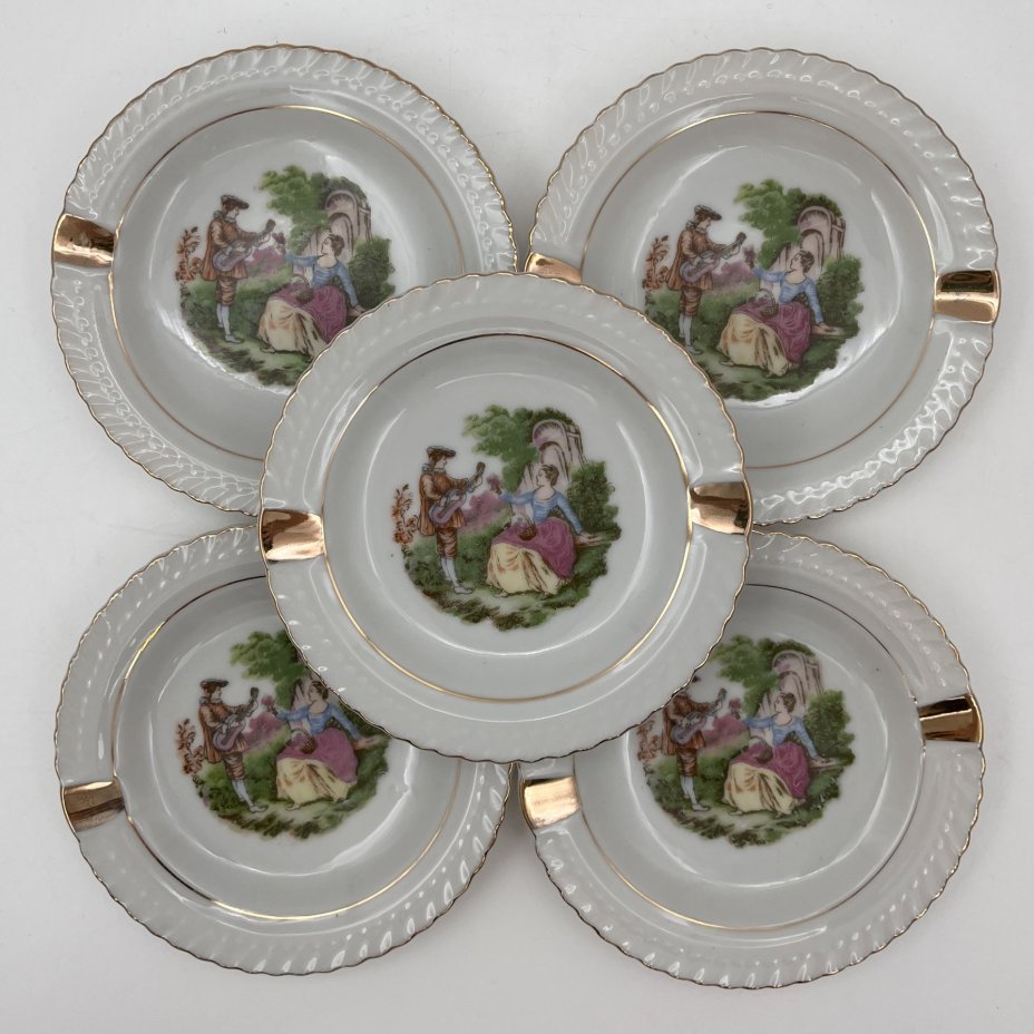 Набор из 5-ти миниатюрных пепельниц, украшенных изображением галантной сцены, фарфор, деколь, золочение, Западная Европа, 1960-1980 гг.