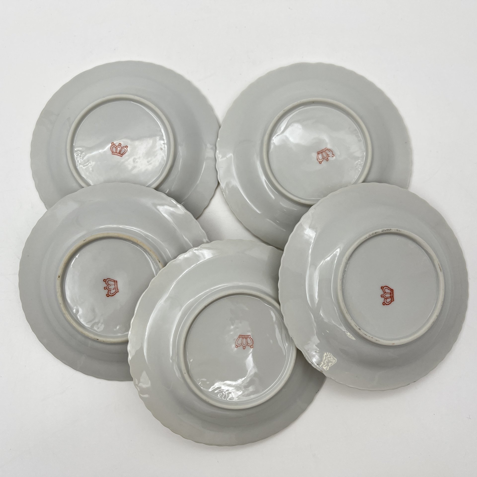 Набор из 5-ти миниатюрных пепельниц, украшенных изображением галантной сцены, фарфор, деколь, золочение, Западная Европа, 1960-1980 гг.