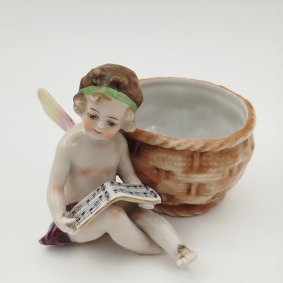 Вазочка (спичечница, солонка) в виде путти с нотами и корзинкой, Фарфоровая мануфактура Людвигсбург, фарфор, роспись, золочение, Германия, 1948-1990 гг.